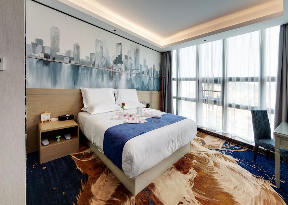 W Kardon Hotel - Tap to explore photos