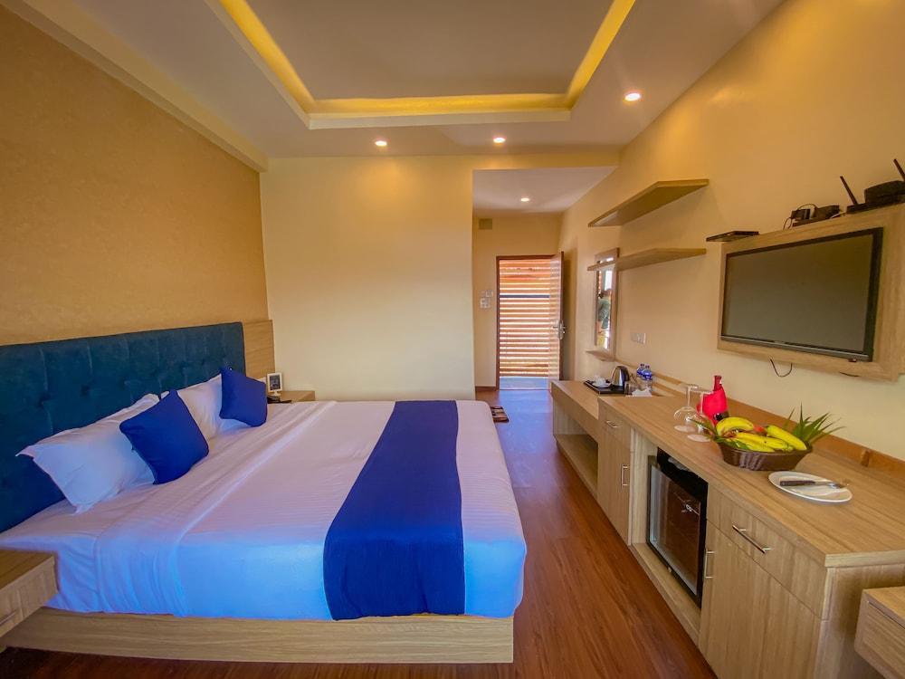 Majestic Lake Front Hotel and Suites Room Type - Deluxe Double or Twin Room
