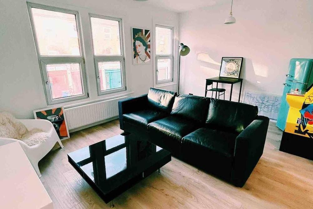 London Flat Next to Central Line Tube Station - Tap to explore photos
