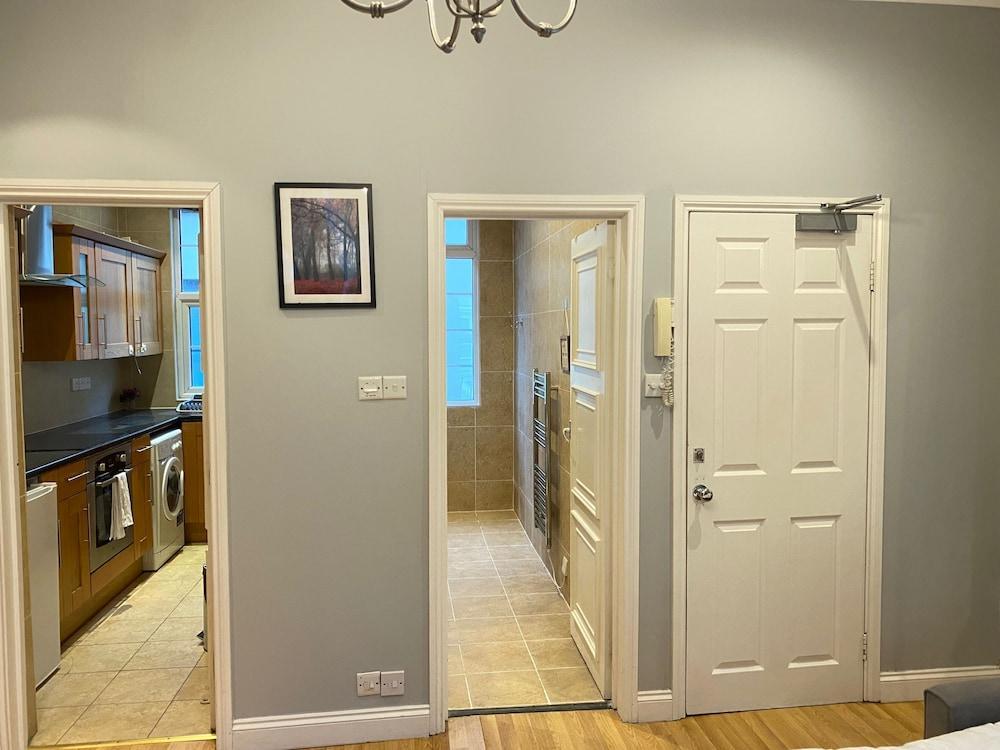 Beautiful Studio Apartment in Central London - Tap to explore photos