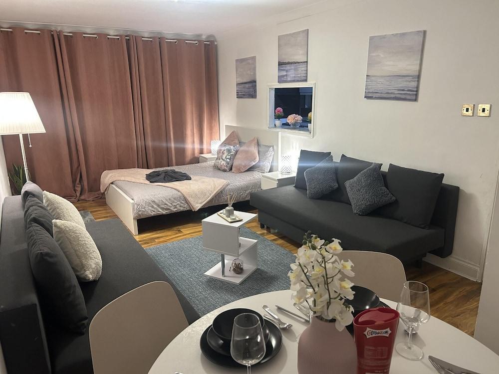 Private Family Flat Near Paddington and Royal Oak - Tap to explore photos