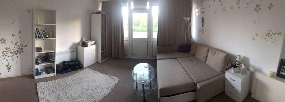 Impeccable Studio Apartment by the London Eye - Tap to explore photos