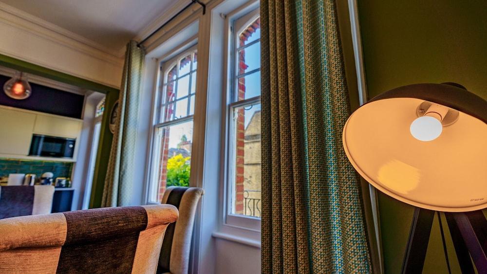 Stylish One Bedroom Flat in Kensingston, London - Tap to explore photos