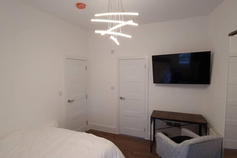 Stunning 1double Bed Apartment in London - Tap to explore photos