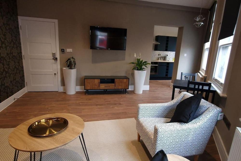 Stunning 1double Bed Apartment in London - Tap to explore photos