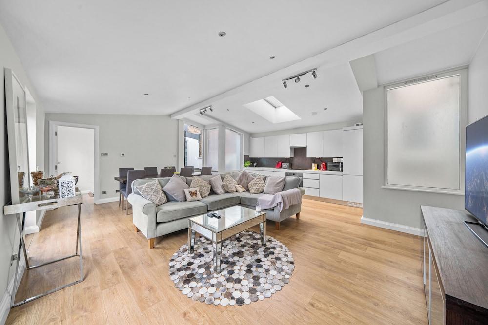 Captivating 3-bed House in London Holland Park - Tap to explore photos