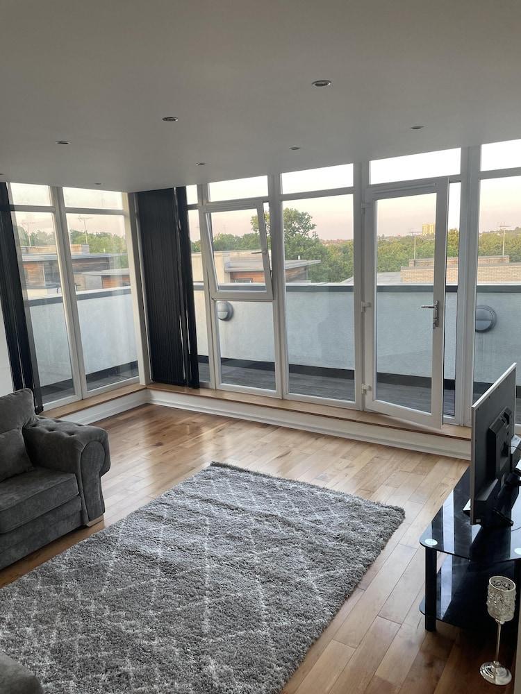 Impeccable 2 Bed 2 Bath Penthouse - Tap to explore photos