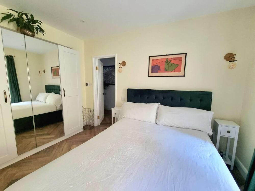 Spacious & Renovated 1-bed Garden Flat in London - Tap to explore photos
