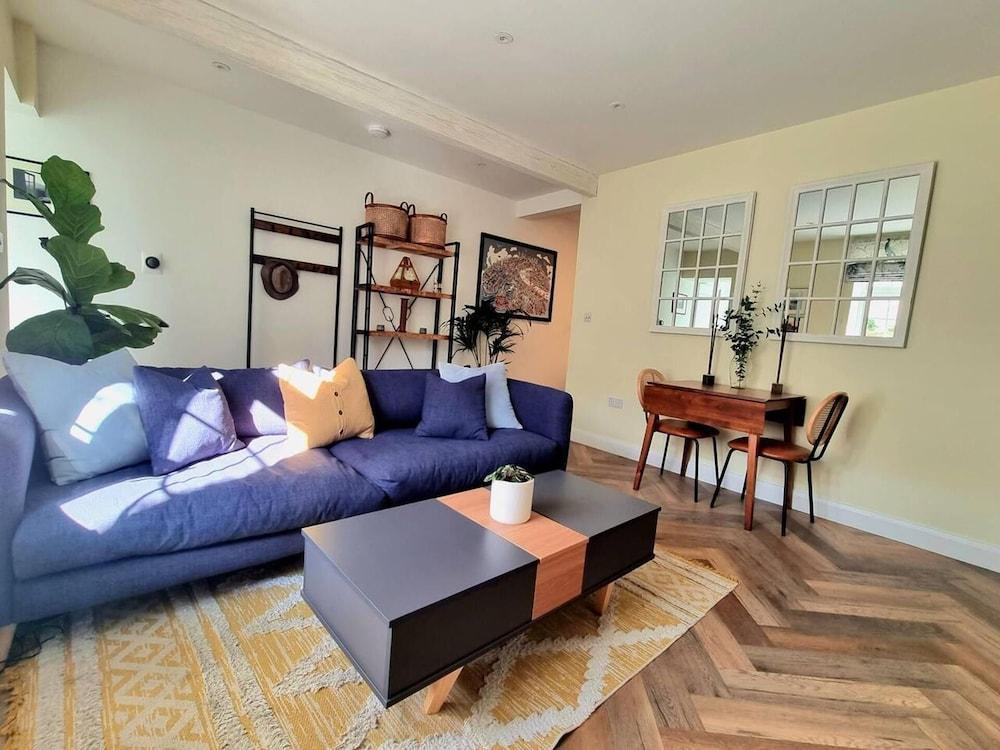 Spacious & Renovated 1-bed Garden Flat in London - Tap to explore photos