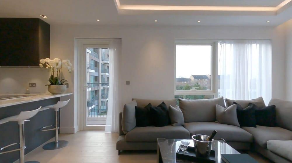 Chelsea Harbour 2-bed Apartment in London - Tap to explore photos