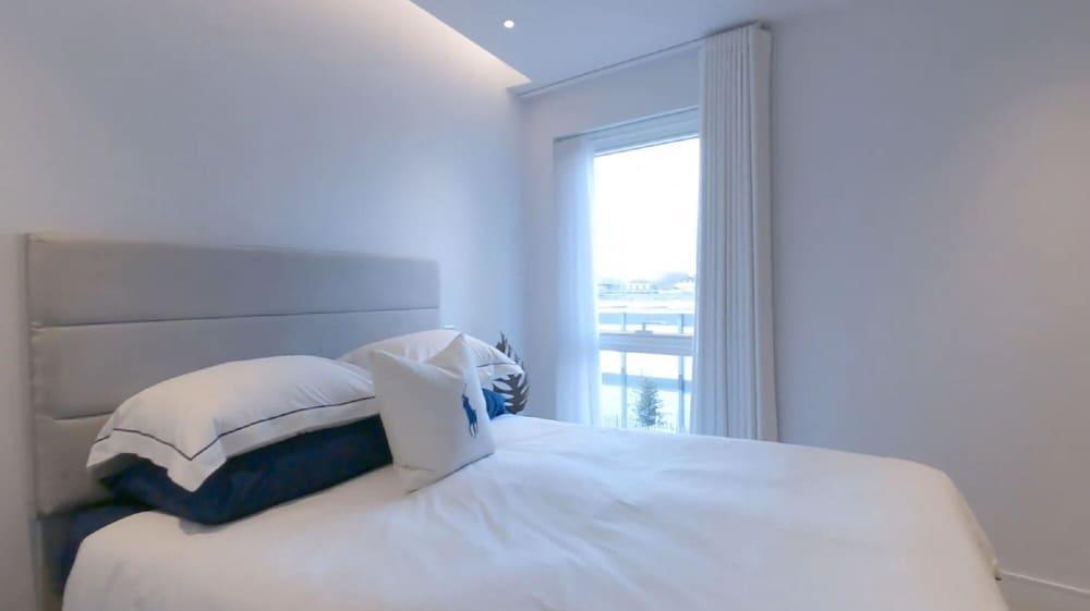 Chelsea Harbour 2-bed Apartment in London - Tap to explore photos