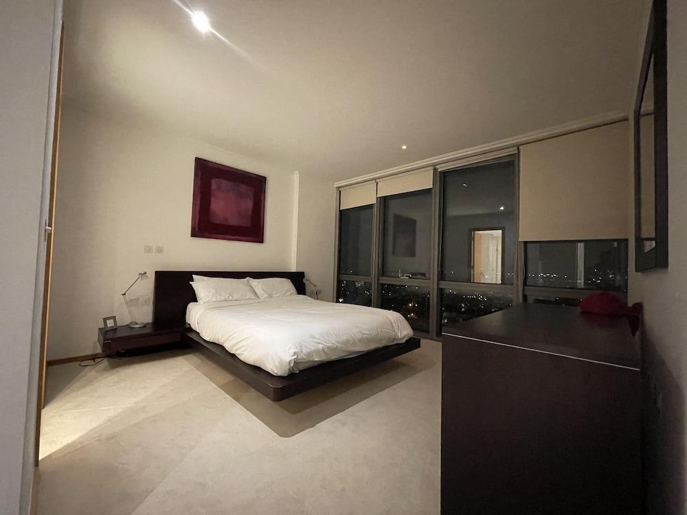 Stunning View 2 Bed Apartment - Canary Wharf City - Tap to explore photos