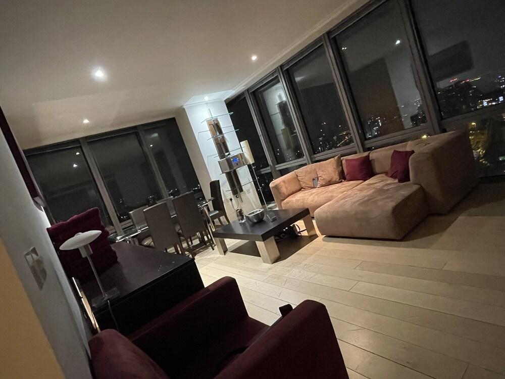 Stunning View 2 Bed Apartment - Canary Wharf City - Tap to explore photos