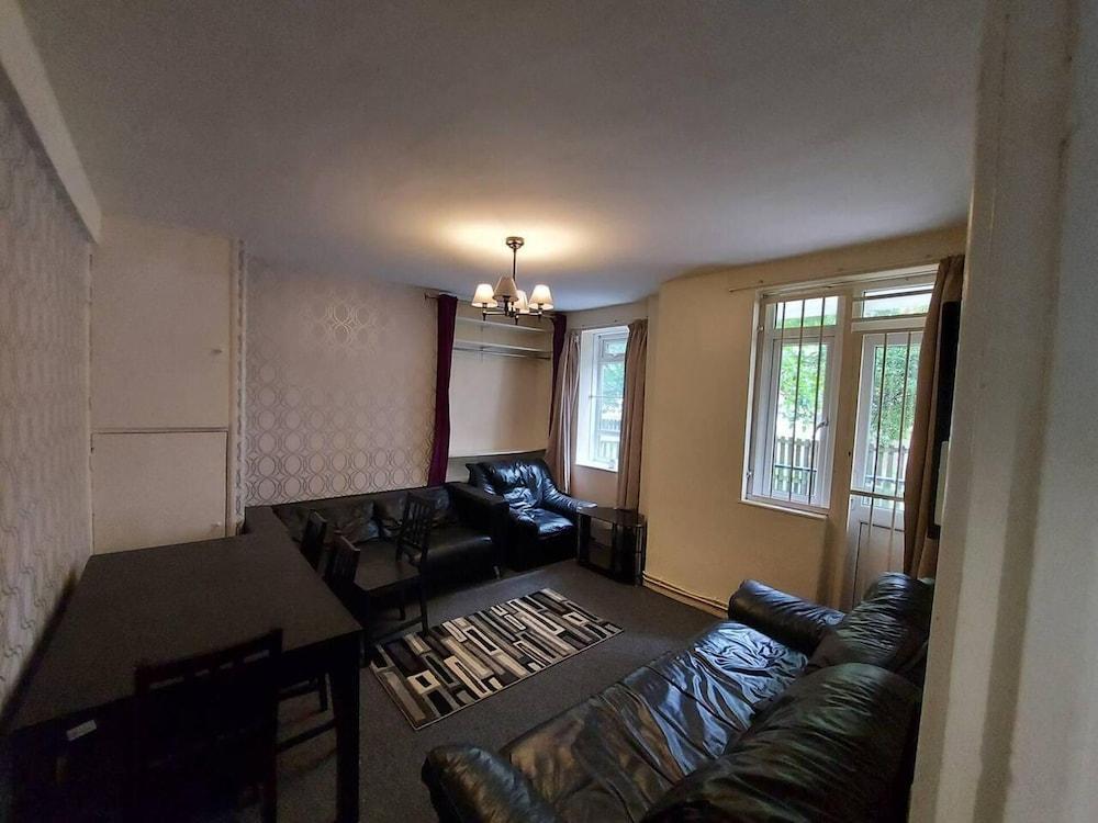 Charming Three Bedroom 5 Double Bed Apt in London - Tap to explore photos