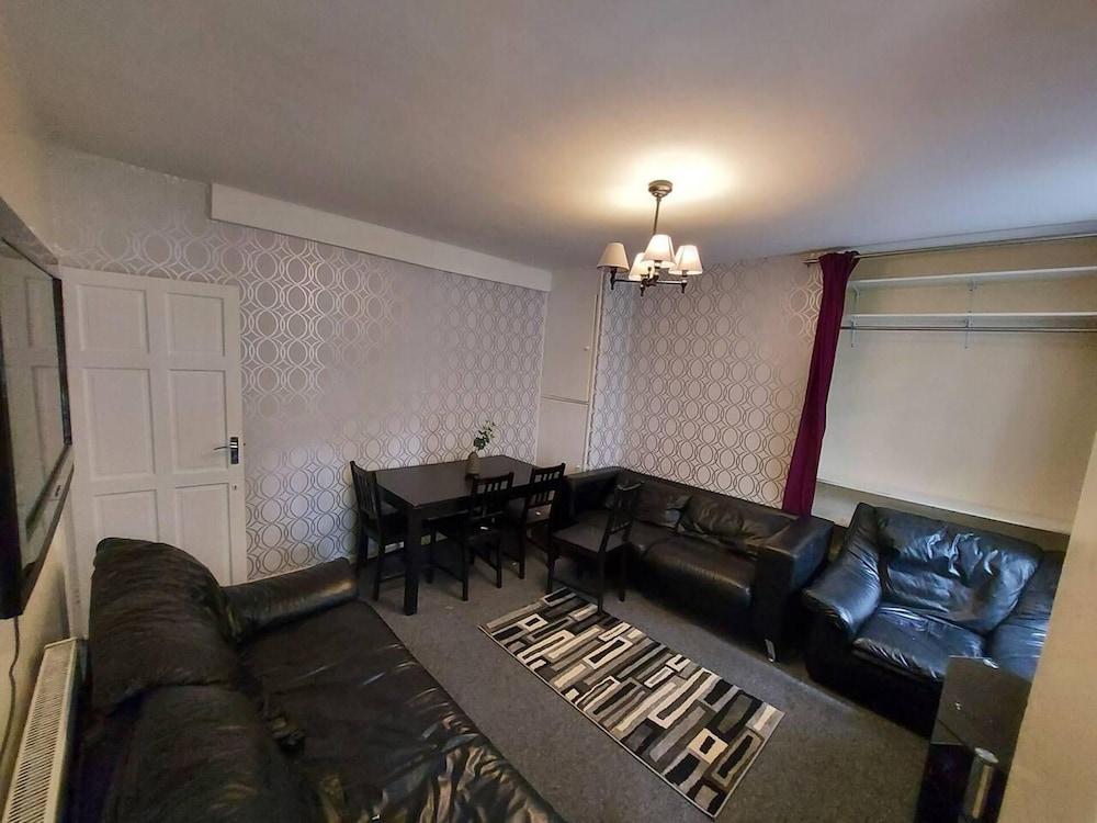 Charming Three Bedroom 5 Double Bed Apt in London - Tap to explore photos