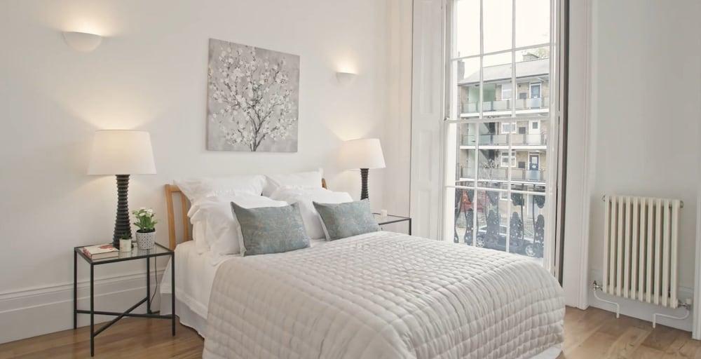 Lovely 5-bed House in London - Tap to explore photos