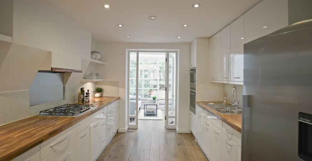 Lovely 5-bed House in London - Tap to explore photos