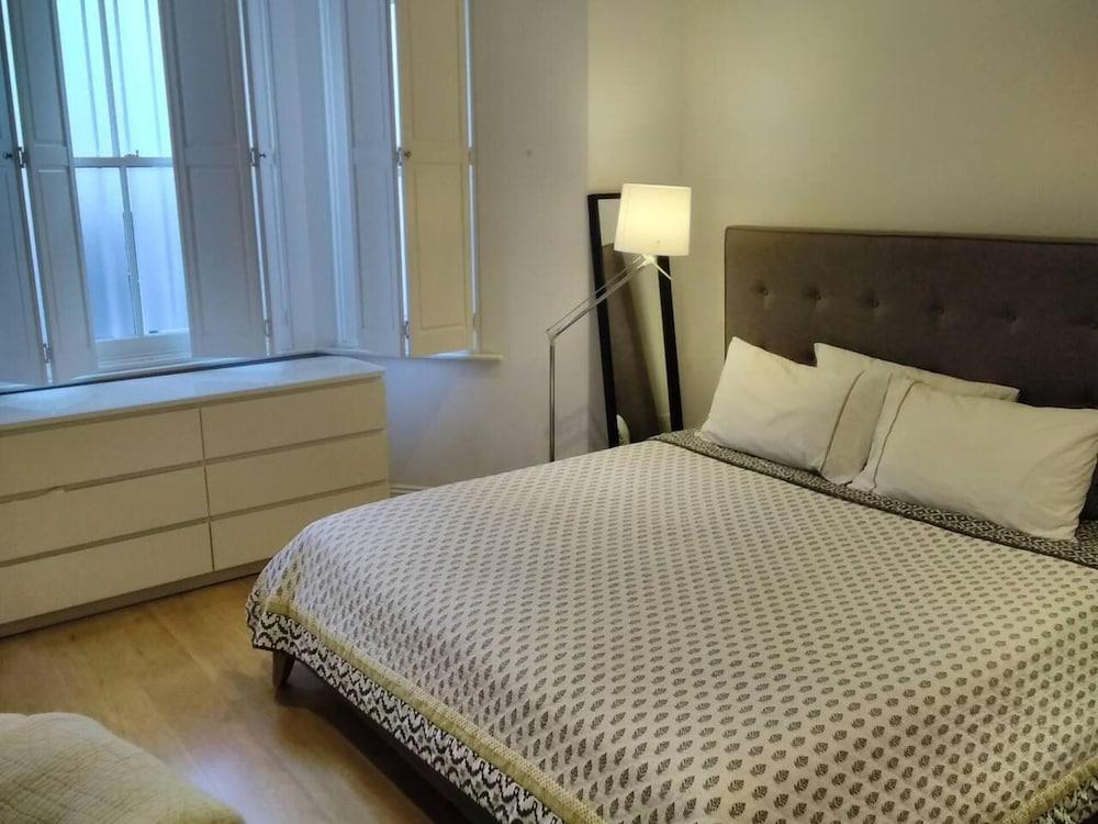 Superior Kensington, London Flat With Free Wi-fi - Tap to explore photos