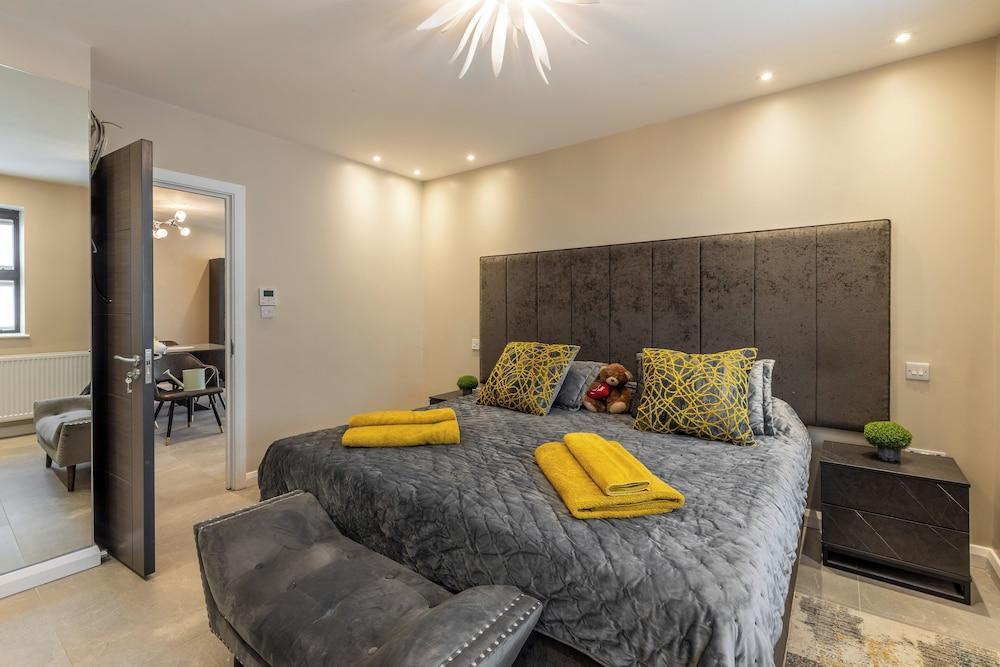 Remarkable 2-bed Apartment in London - Tap to explore photos