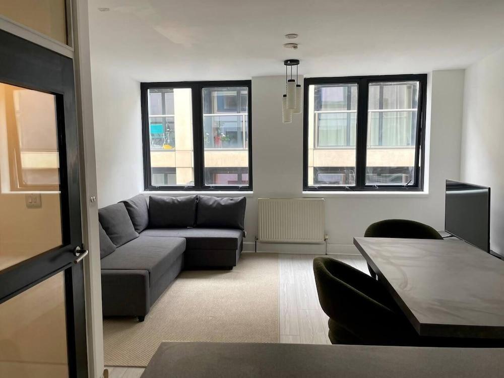Beautiful 2-bed Apartment in Central London - Tap to explore photos
