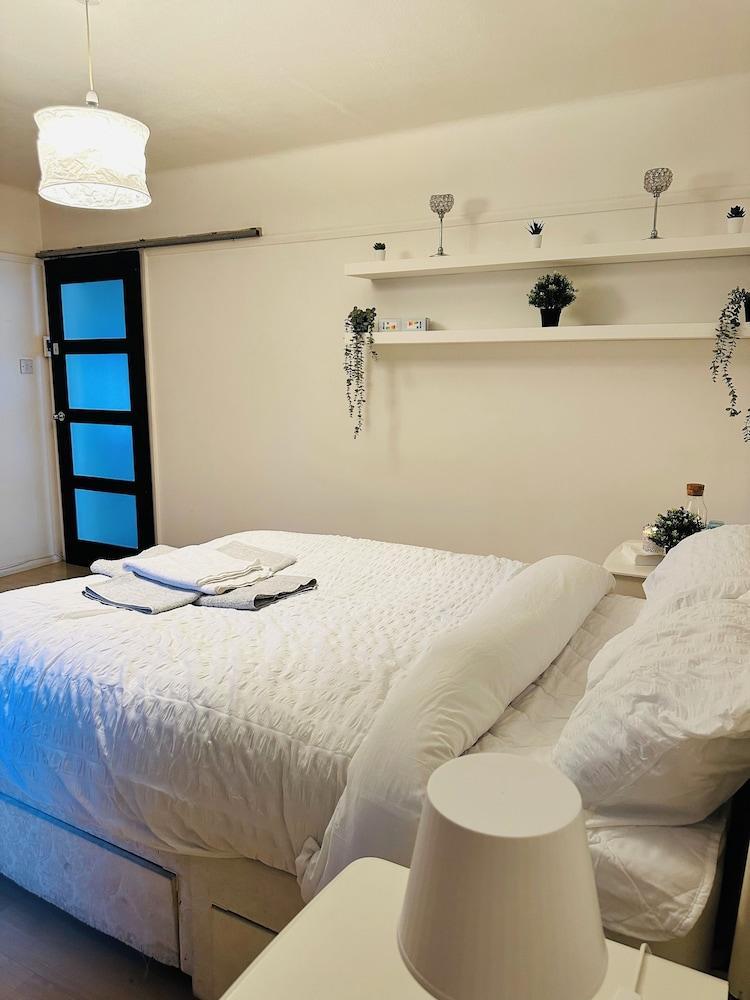 Immaculate 3-bed Apartment in London - Tap to explore photos