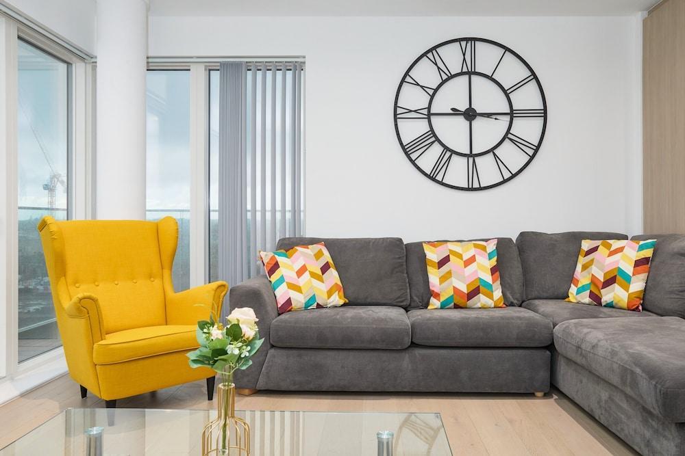 Impeccable 3-bed Apartment in London - Tap to explore photos
