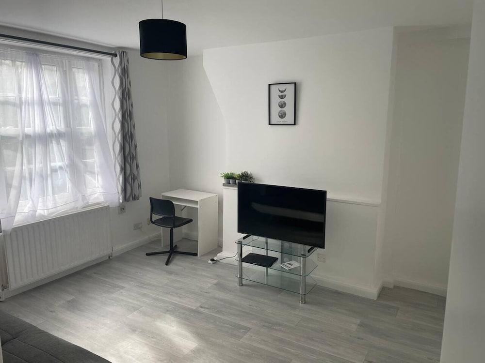 Remarkable 1-bed Apartment in London Near Vauxhall - Tap to explore photos