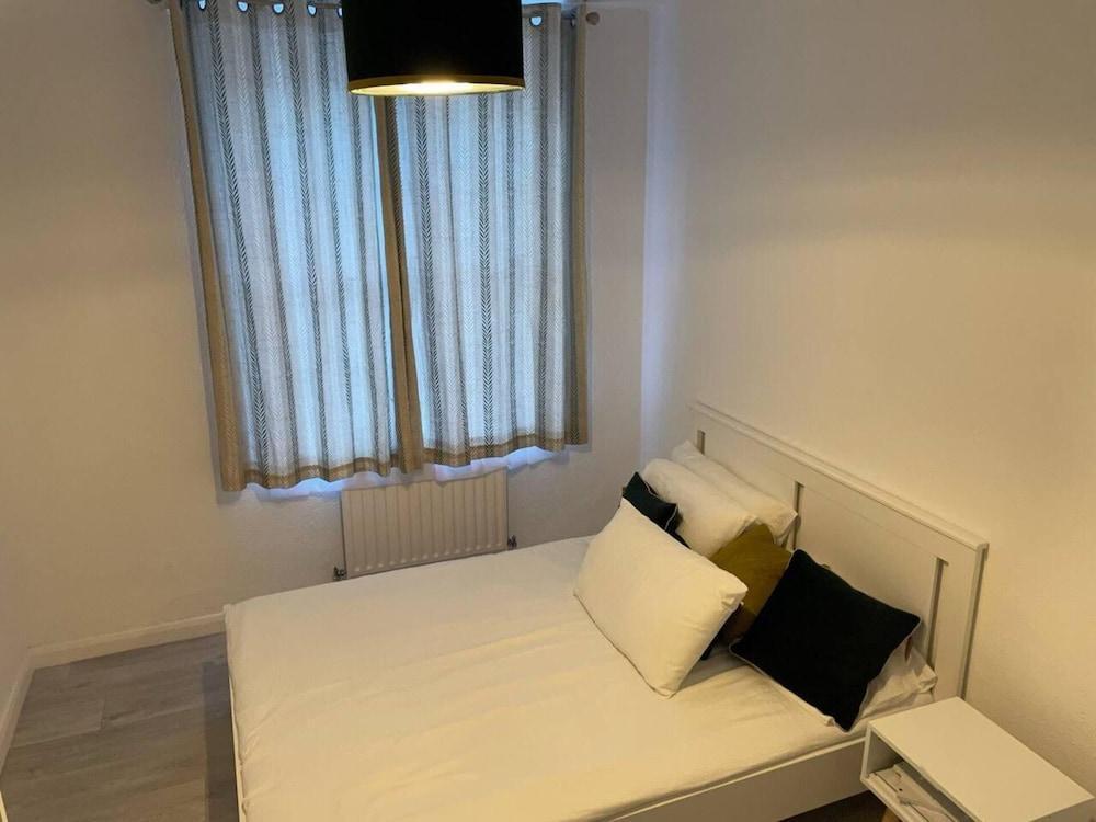Remarkable 1-bed Apartment in London Near Vauxhall - Tap to explore photos