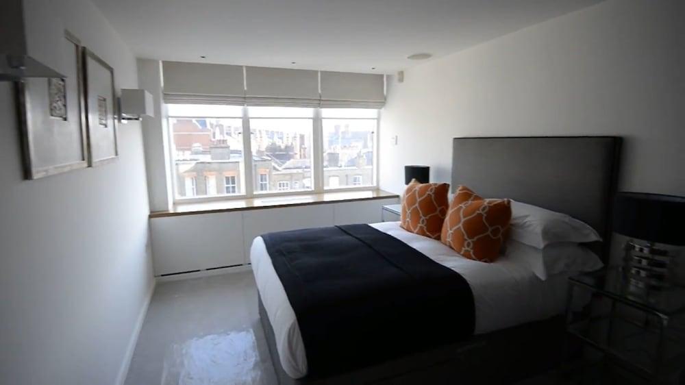 Spacius 3-bed Apartment in Kensington, London - Tap to explore photos