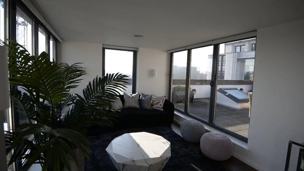 Spacius 3-bed Apartment in Kensington, London - Tap to explore photos
