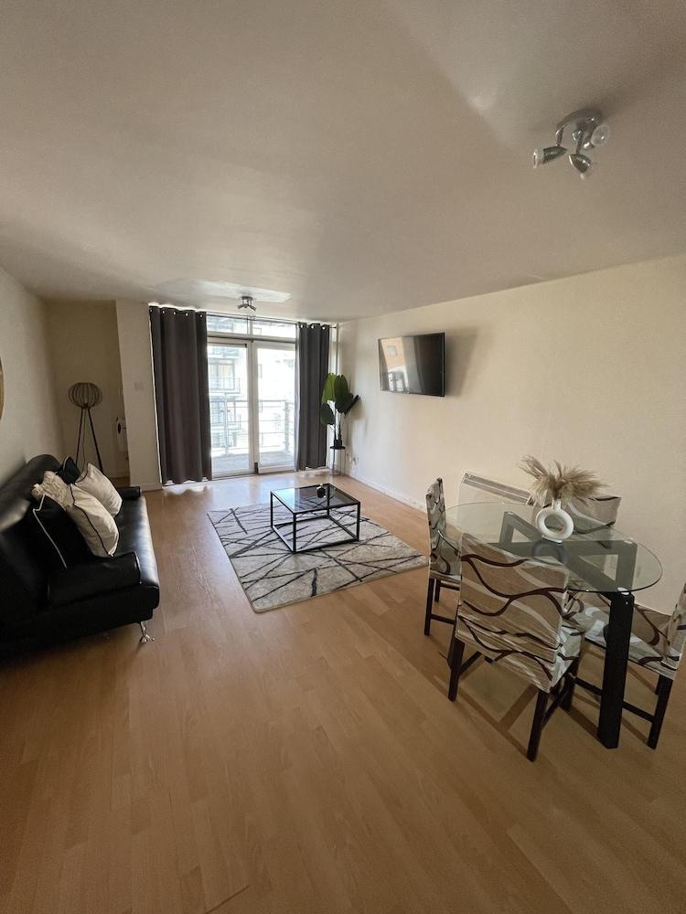 Spacious 1-bed Apartment in London sea View - Tap to explore photos