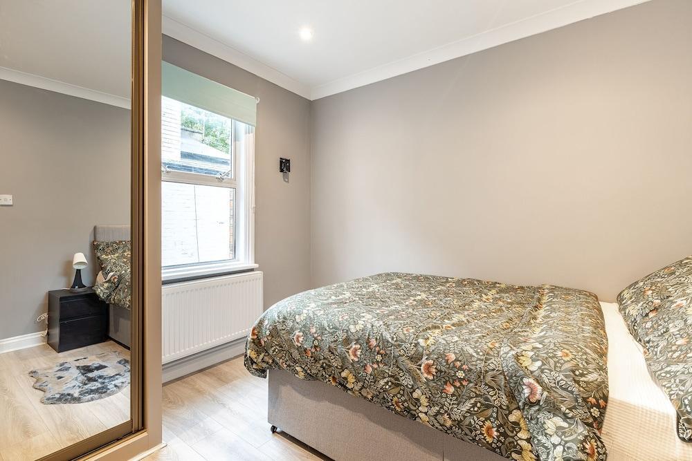 Cozy 3-bedroom Flat in Willesden Green London - Tap to explore photos