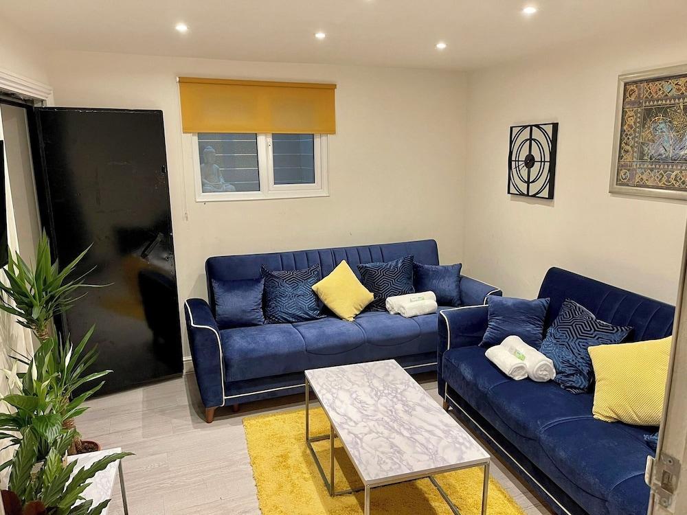 Modern Basement Flat in The City - Shoreditch - Tap to explore photos