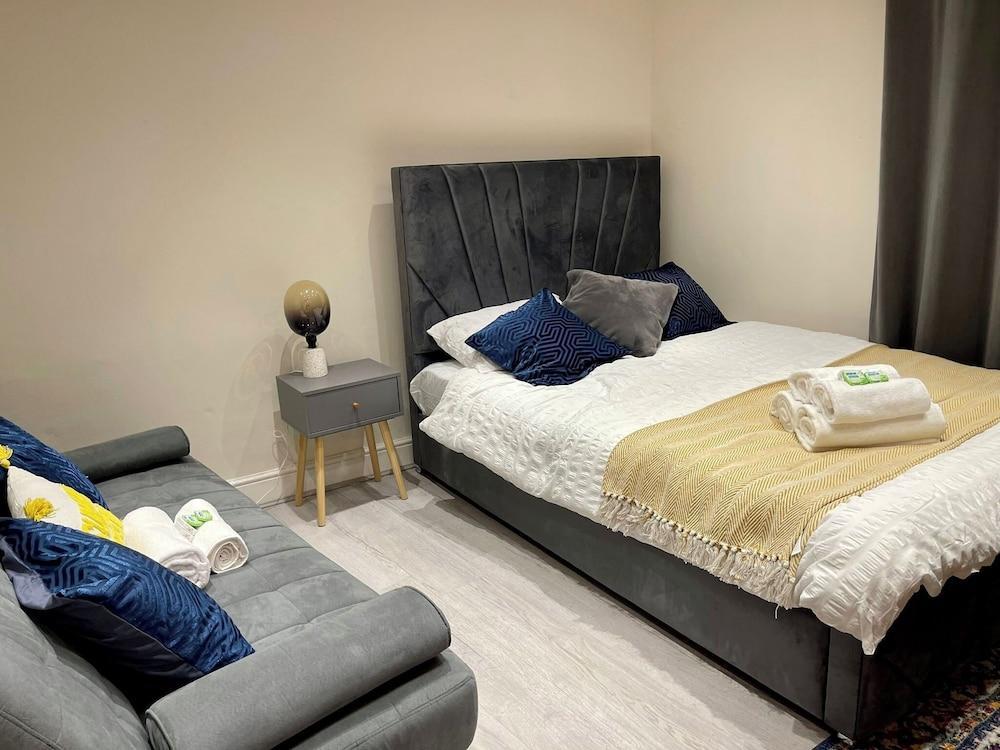 Modern Basement Flat in The City - Shoreditch - Tap to explore photos