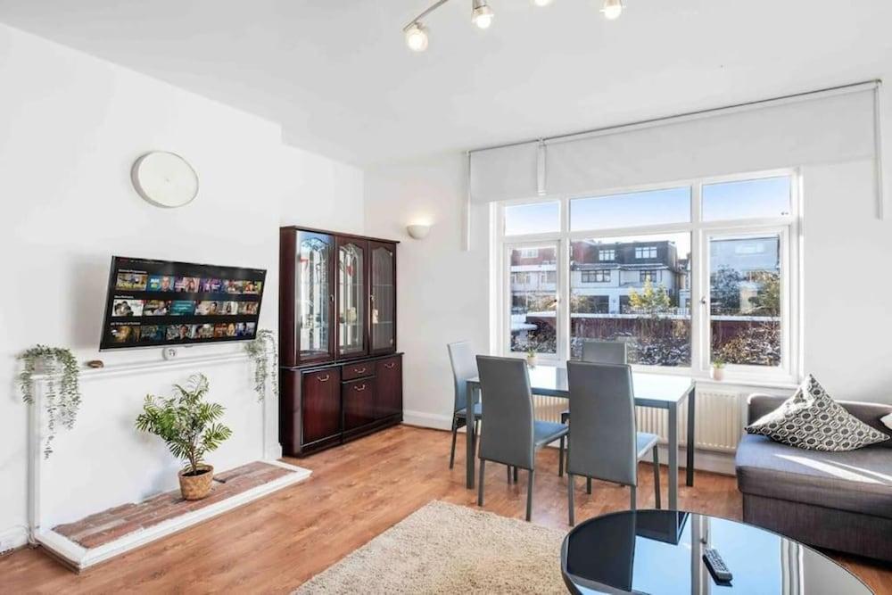 Duplex 3 Bedroom Flat Golders Green Central London - Tap to explore photos