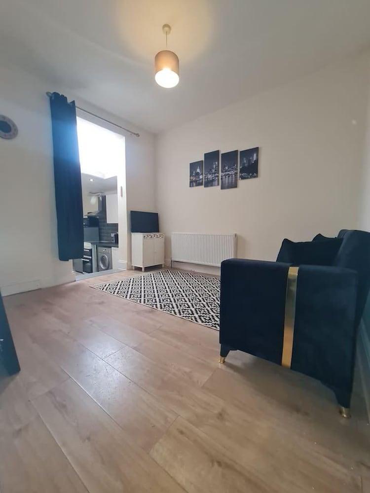 Beautiful 1-bed Apartment in North London - Tap to explore photos