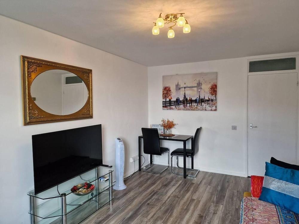 Cosy Flat Near Tower Bridge - Tap to explore photos