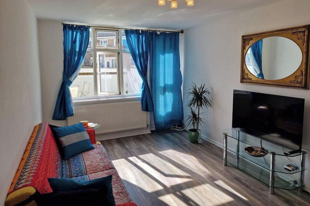 1 Bed Flat Sleeps 2 With Free Parking & Patio
