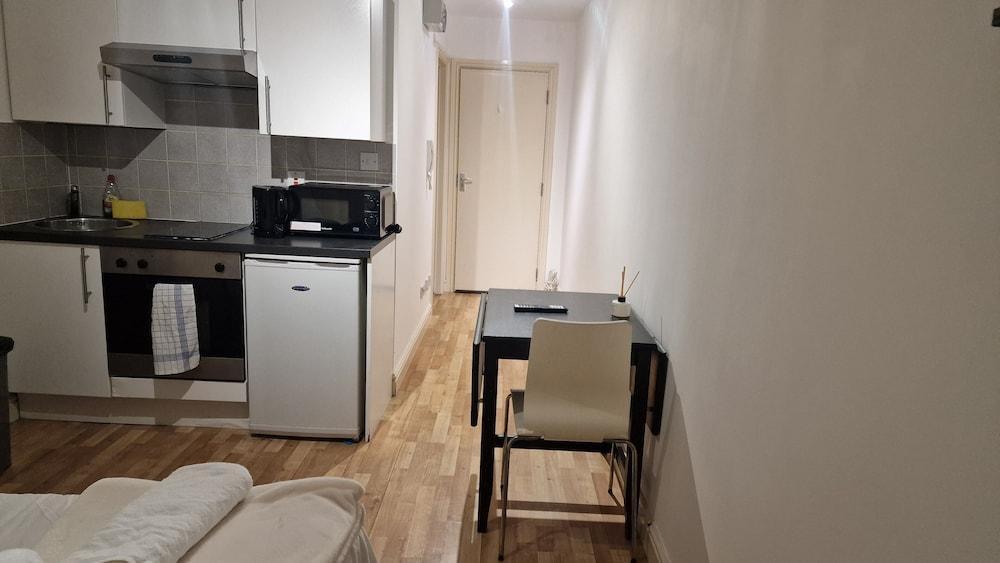 Compact Living Cosy Studio Flat in London - Tap to explore photos