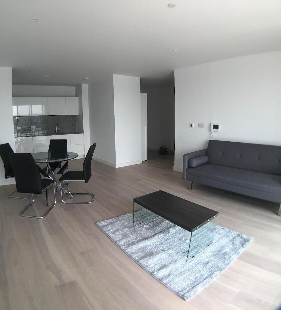 Stunning 2-bed Apartment in London - Tap to explore photos