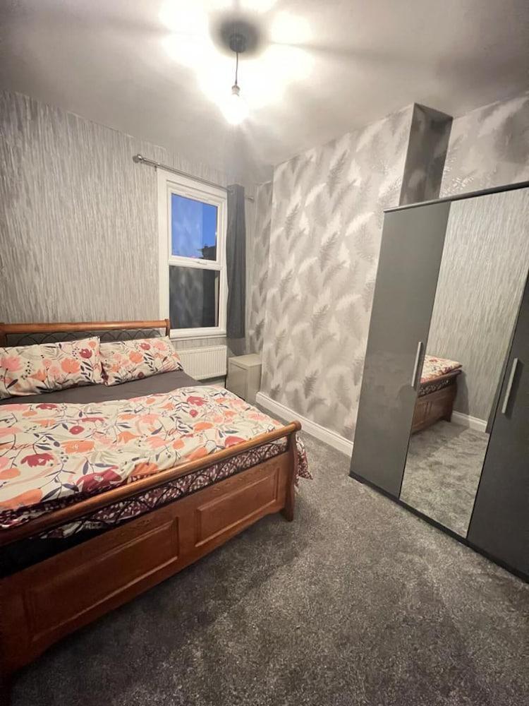Lovely 2-bedroom Flat in London Stratford - Tap to explore photos