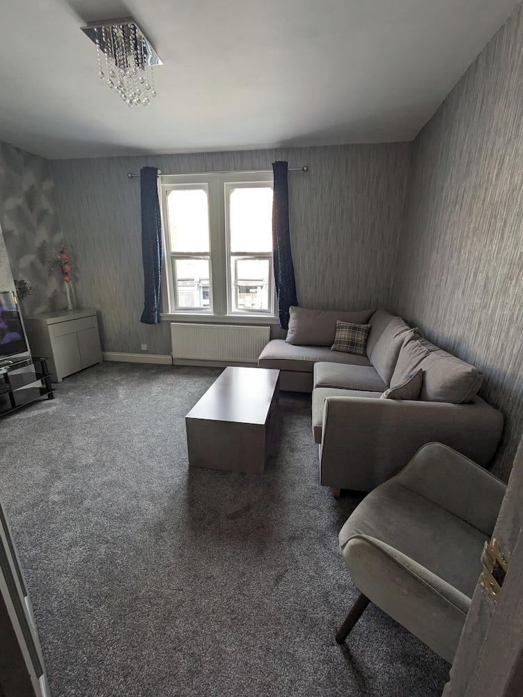 Lovely 2-bedroom Flat in London Stratford - Tap to explore photos