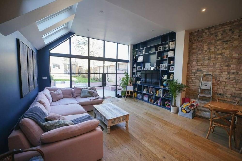 Stunning Modern 5-bed House in Central London - Tap to explore photos