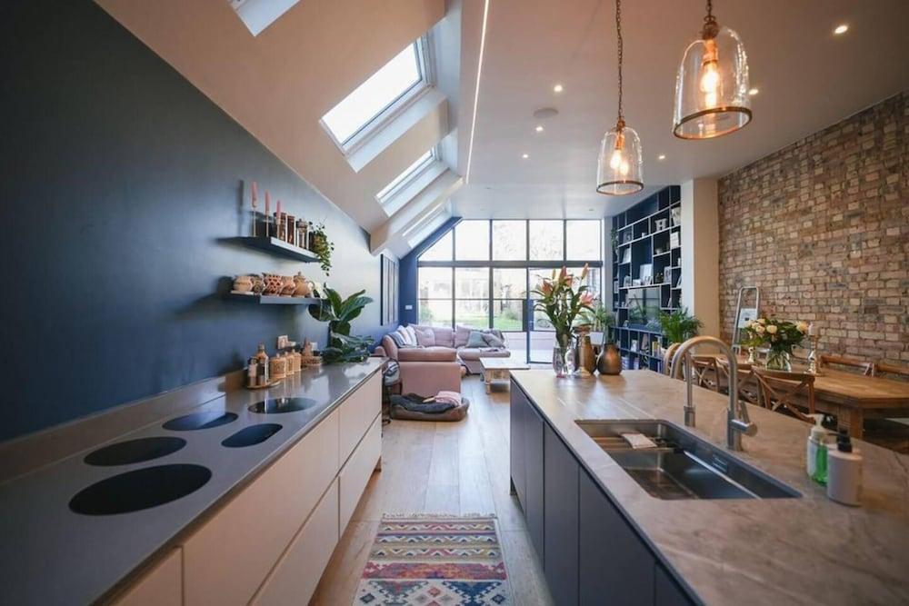 Stunning Modern 5-bed House in Central London - Tap to explore photos