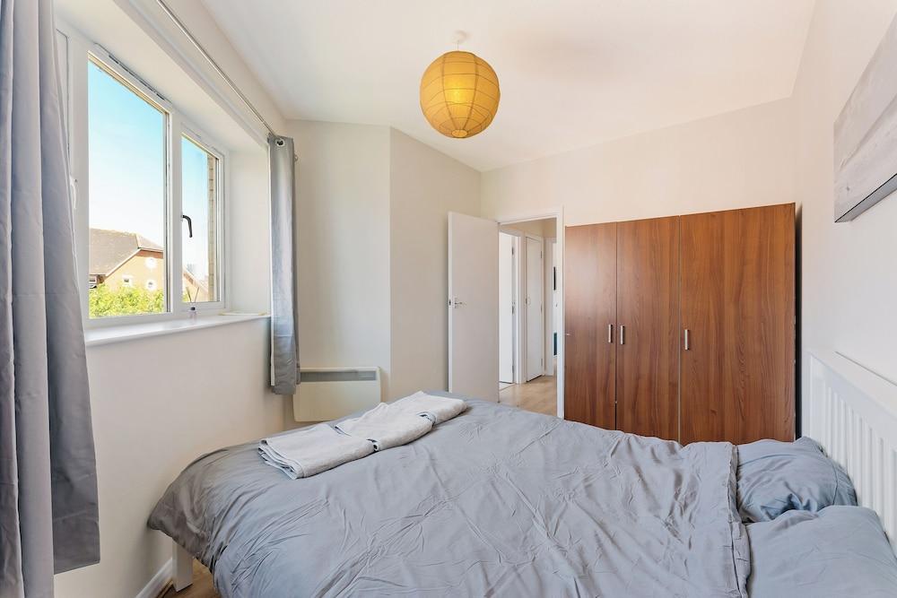 Luxe 1 bed Flat in Canada Water - Free Parking - Tap to explore photos