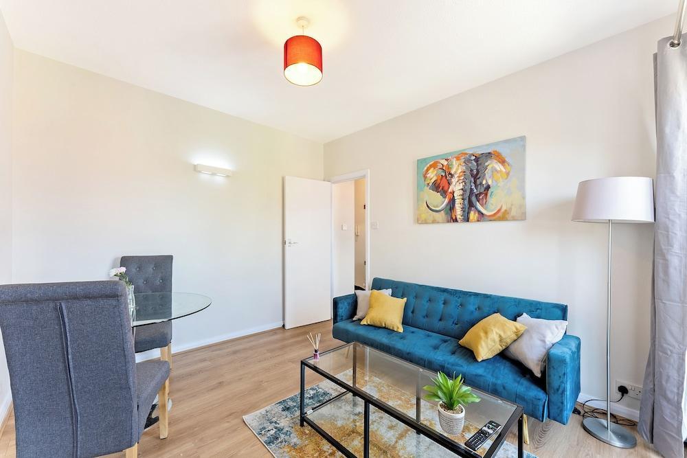 Luxe 1 bed Flat in Canada Water - Free Parking - Tap to explore photos
