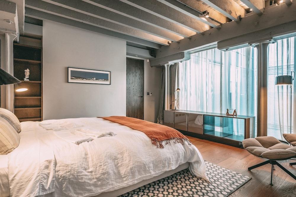 Immaculate 2-bed Loft Apartment In Central London - Tap to explore photos