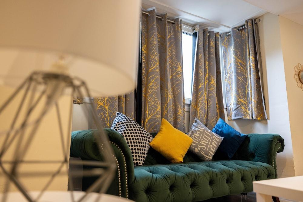 Remarkable 3-bed Apartment in London - Tap to explore photos