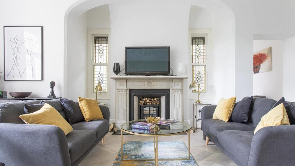 Stunning 4-bed Property in London-parking & Garden - Tap to explore photos