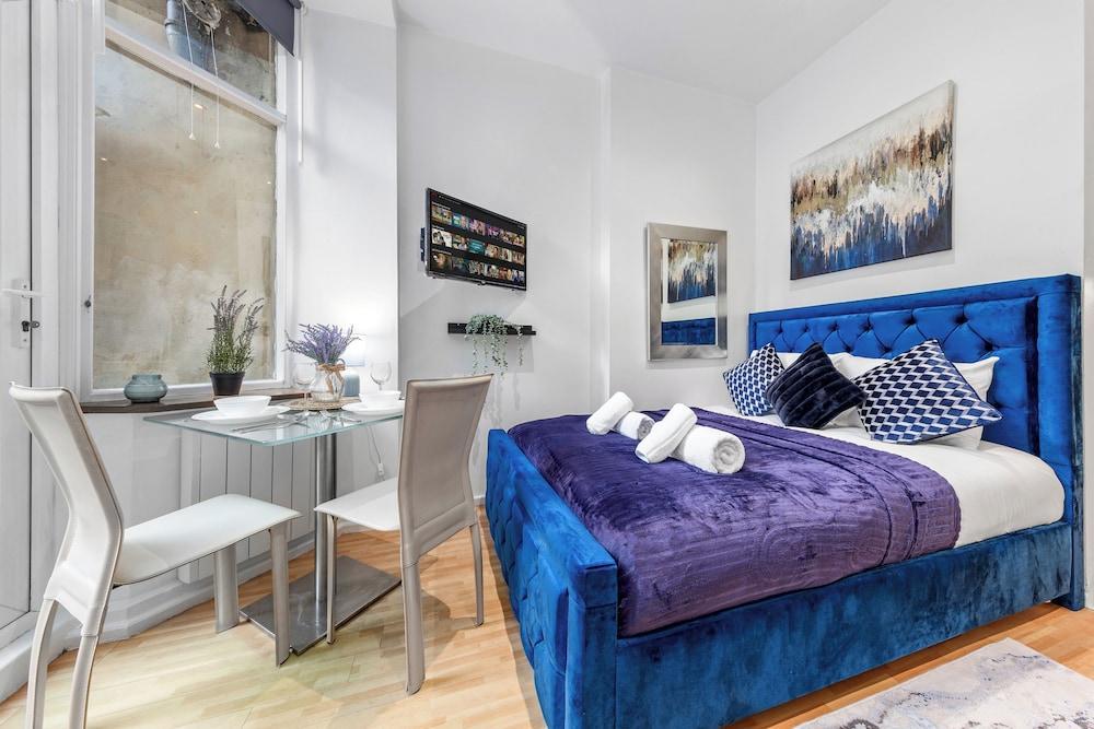 Immaculate 1-bed Studio in London - Tap to explore photos
